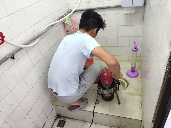 襄阳管道堵塞冒臭气 专业师傅现场解决问题