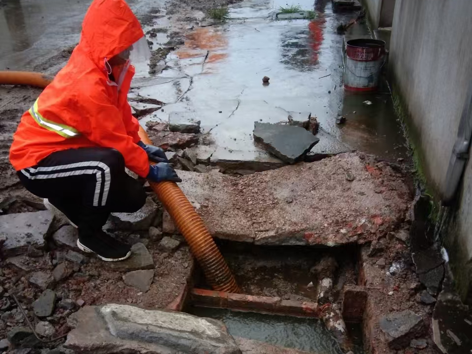 襄阳专业清理污水池 炜誉市政以规范流程守护城市 “肠道”