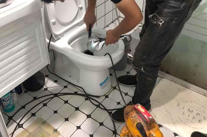 襄阳马桶堵塞自己疏通还是找师傅?专业上门服务让你省时更省心